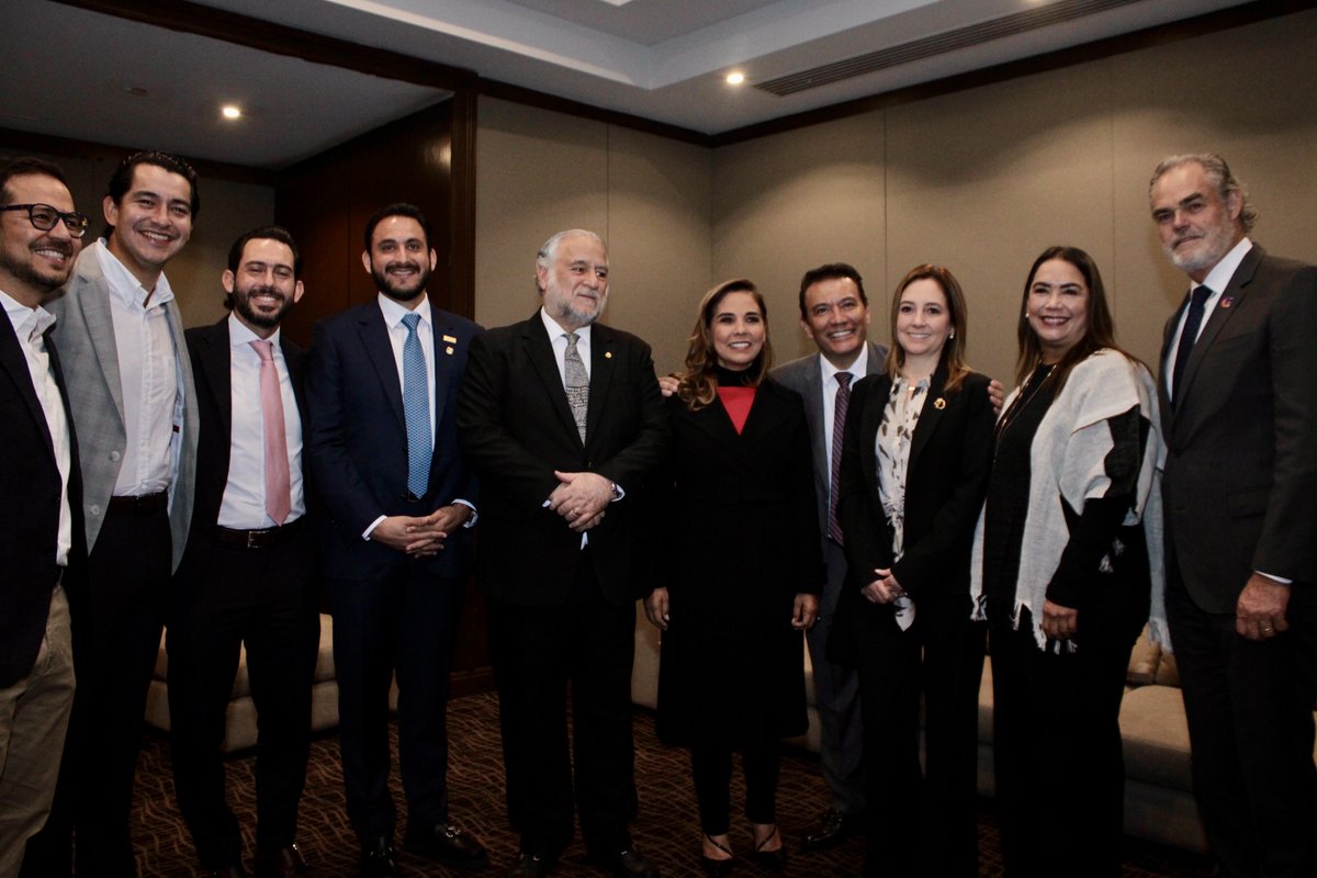 Marta_OrnelasG's tweet image. Una jornada llena de inspiración y visión para el futuro del turismo mexicano en el Congreso Nacional de Turismo 2023. En compañía de diferentes compañeros secretarios, @b_arsuagal , Presidente del #CNET, y @TorrucoTurismo, titular de la @SECTUR_mx. Un día lleno de aprendizaje,