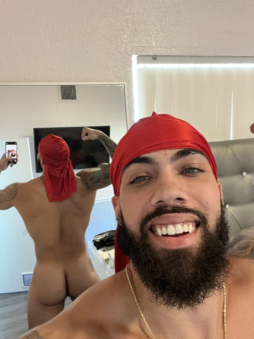 King James 👑 - Streaming live tn @ 9pm EST…. I’ll be waiting for you 😏 https://t.co/lsg1Yswlu6