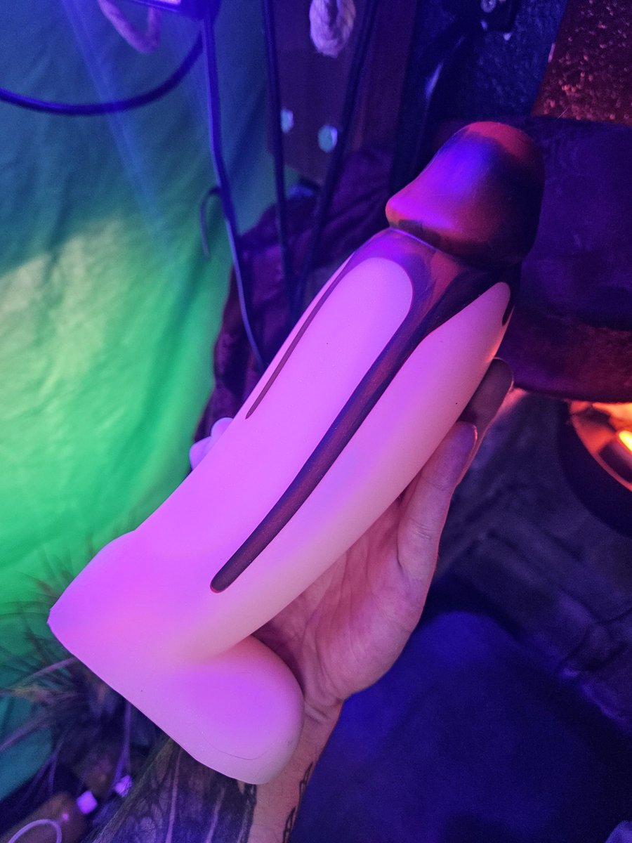 @hotpinkfuta got me this amazing toy for my birthday from @ppsculptors 🥰😍🍾 isn't he gorgeous?? Thank you honey!!! Can't wait to try it out 😇😈🍆