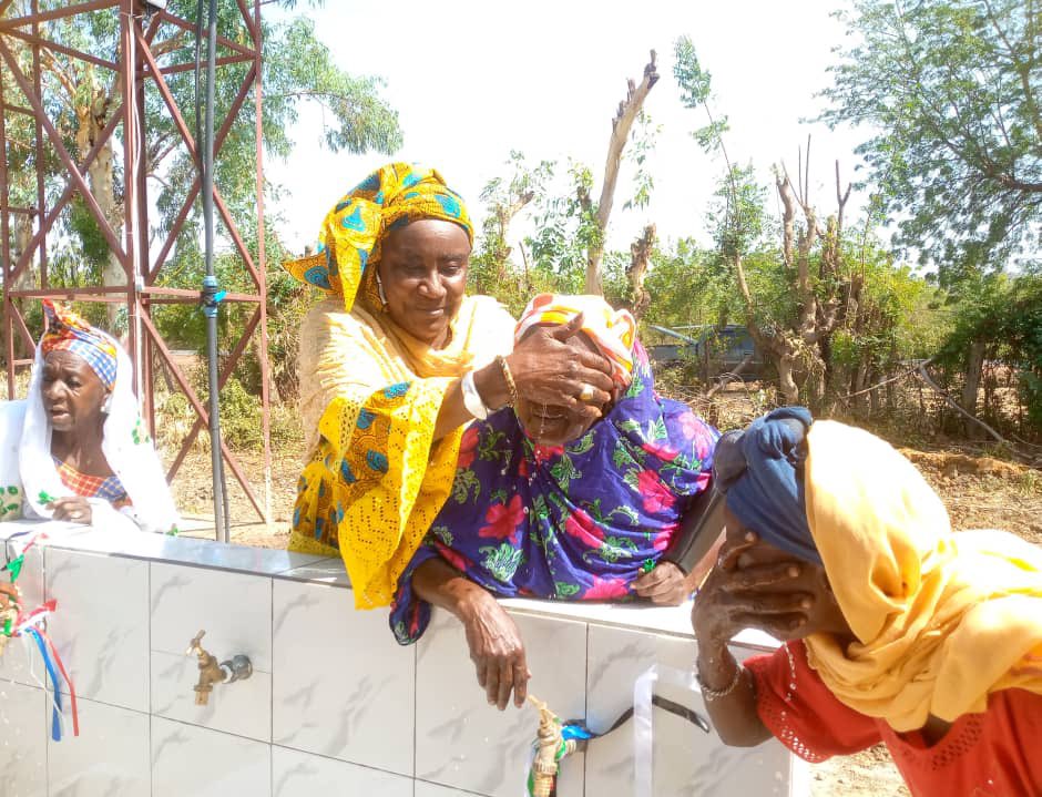SENDGOGambia's tweet photo. One of 13 borehole projects our beloved founder Tuku Jallow implemented before her untimely passing. May her soul rest peacefully in Janneh and may Allah continue to bless her for her great deeds, kind acts, and dedication to her people and homeland of The Gambia 🇬🇲 

#RIPTuku https://t.co/PmEBj6FBKI
