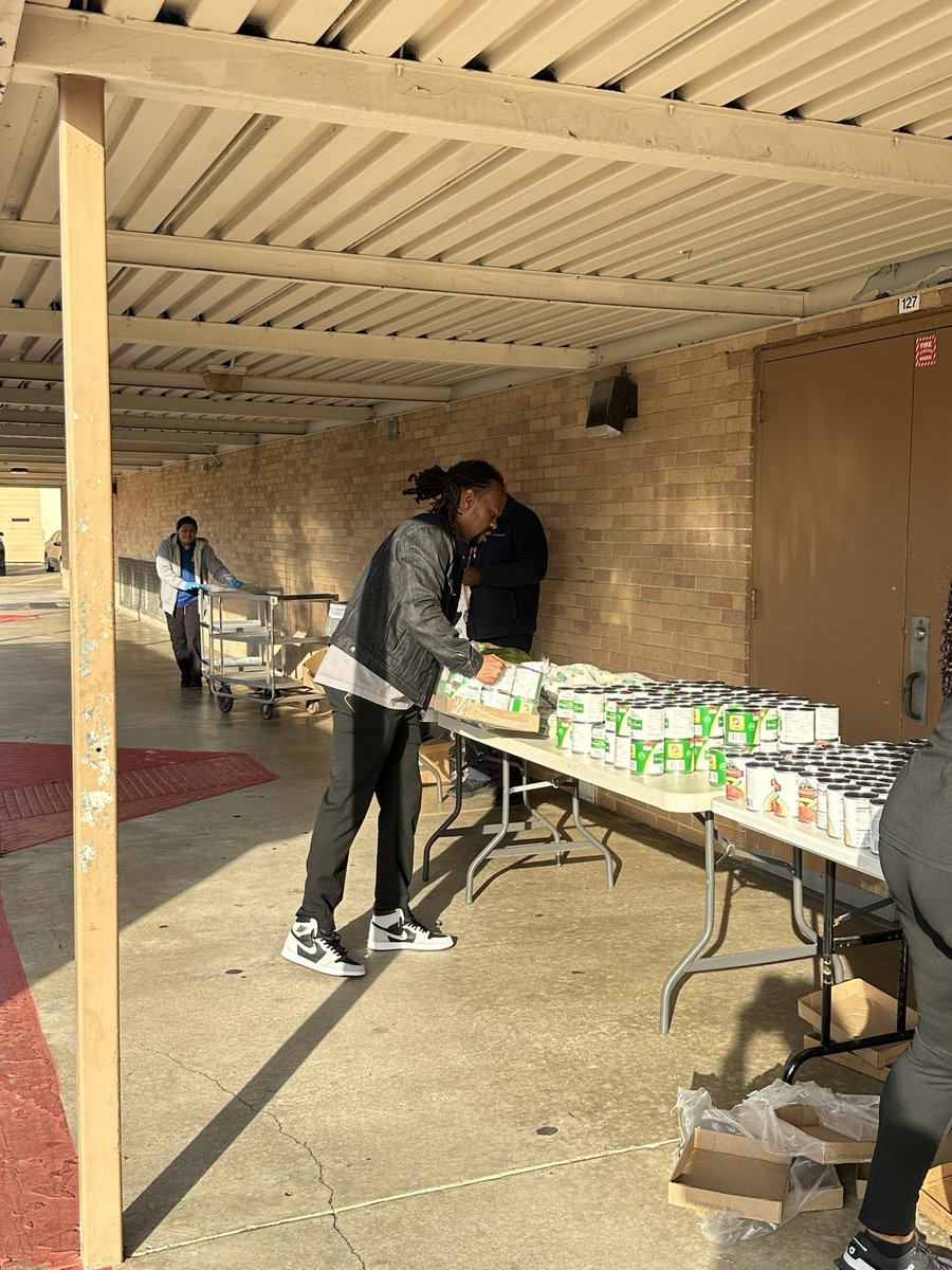 KeyMS_Cougars's tweet photo. At Key, we understand the importance of children needs! Our Wrap Around Specialist, @Wrapping4KeyMS , organized a successful Food Bank Drive! Children can not grow and learn without food! 💜💛
@HISD_Wraparound @HISDNorthDiv @HISDSupe @Garibaldi3HISD
#WeGotTheKey #KMS #HISD https://t.co/spVicNBwg0