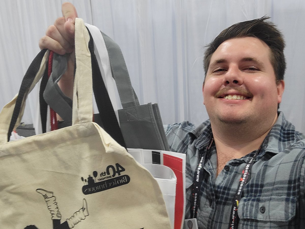 Took me about 3.5 hours but finally made it all the way through the Exhibit Hall at #SfN23 all that's left is to get here at 9:30 for the black <a href="/Thorlabs/">Thorlabs</a> t-shirt 👌 #SfN2023 #sfn