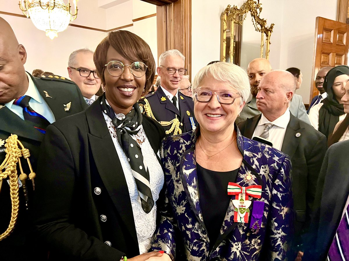 FlorenceNgenze1's tweet photo. ✅Très heureuse d’avoir assisté à la cérémonie d’installation de mon ancienne collaboratrice, 1ère femme franco-ontarienne lieutenante-gouverneure de l’@ONgov, l’honorable @DumontEdith1. 

Quel honneur pour la #francophonie #ontarienne!
—— https://t.co/kiqKaYQlXB