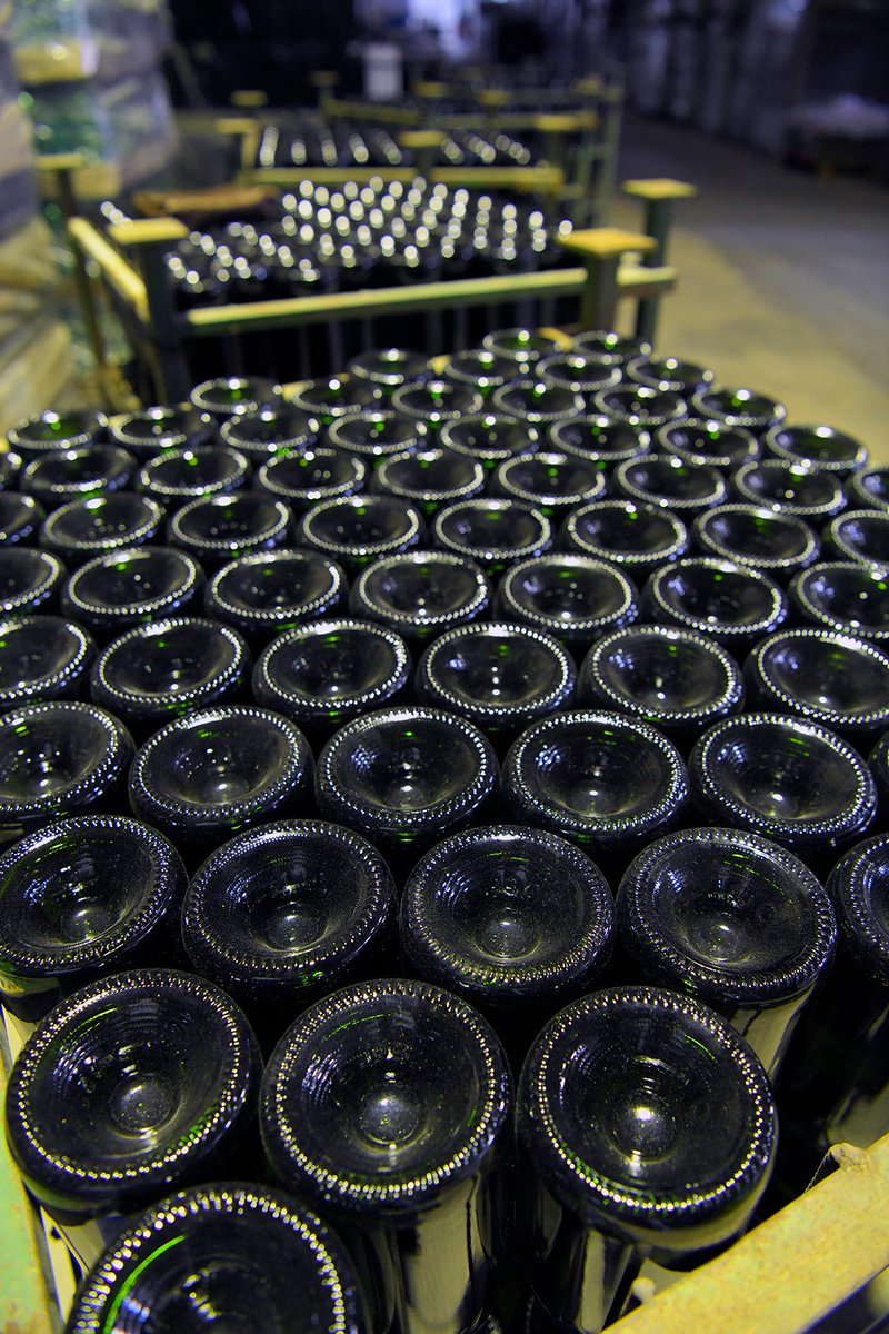 BodegaPuenteRus's tweet photo. Dentro de pocos días vamos a proceder como cada año, al "Degüelle" de nuestros #vinosespumosos (elaborados por el #metodotradicional #champenoise )
Este año, os lo vamos a transmitir en directo de la mano de nuestros enólogos.
https://t.co/ed1egNZfcz https://t.co/Zz2HcQROWb