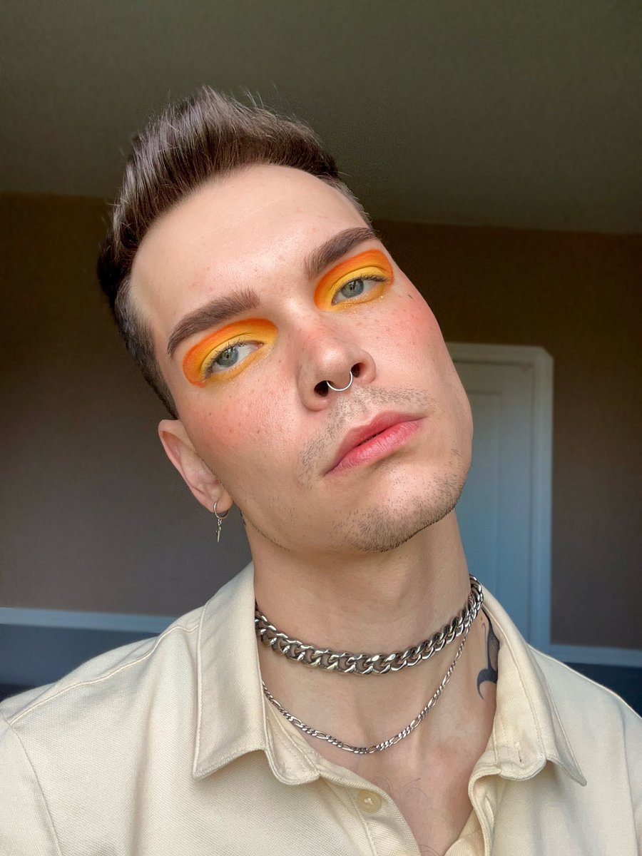 xanderyall's tweet photo. If an orange & a lemon had a baby youโd get this eyeshadow look ๐๐ #meninmakeup #malemakeup https://t.co/YFvPQG72uC