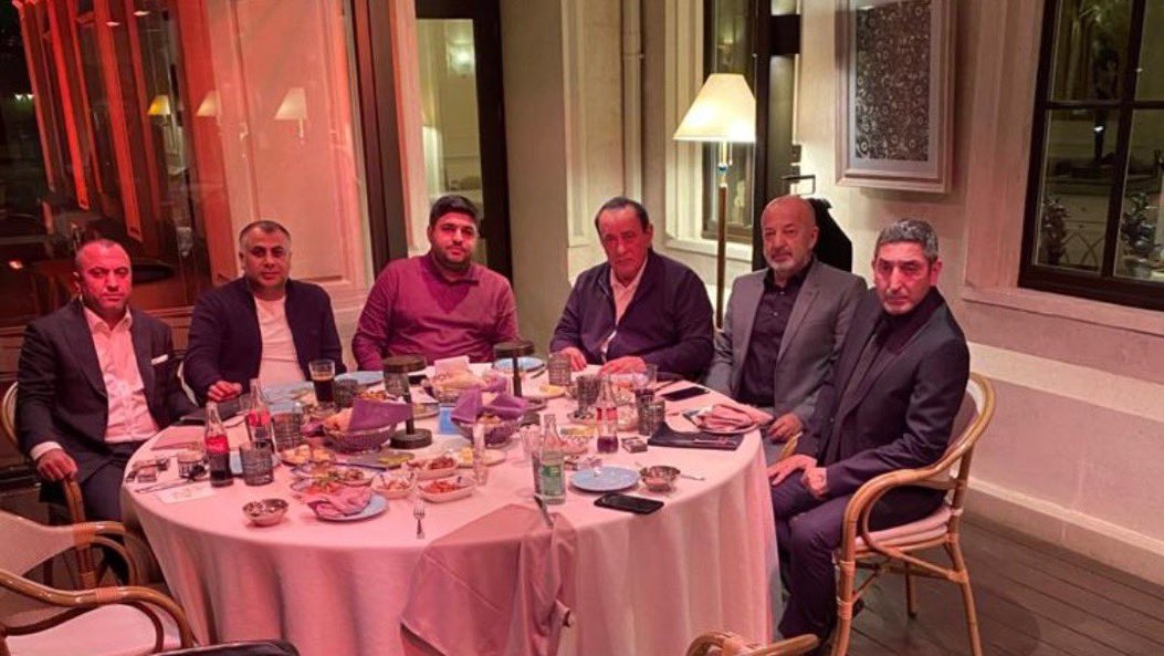 Uyuşturucu, gasp ve sanal bahis dosyalarında olağan dışı tahliyeler veren Hâkim Sidar Demiroğlu, Alaattin Çakıcı ve TV 100'ün patronu Necat Gülseven ile aynı masada. Siyaset, Yargı ve Mafya şeytan üçgeni olmuş ülkenin ırzına geçiyorlar.