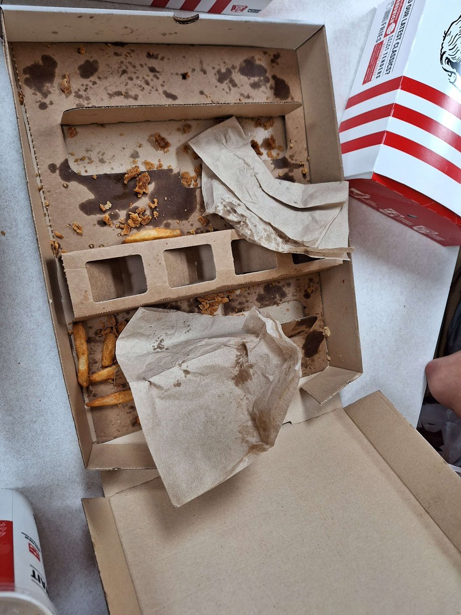 xyozen's tweet photo. @ImInsecure4 Damn… can’t believe you ate all that Fr #kfctwt #chickentwt https://t.co/cIKpJonyYb