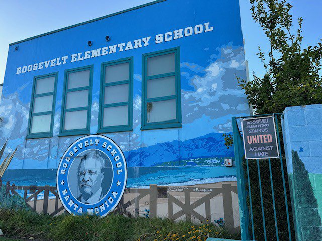 amyonyendu's tweet photo. πRoosevelt Elem Stands #UnitedAgainstHate as we celebrate diversity, promote inclusivity, & spread kindness! Together, WE create a #safespace where every1 feels valued+respected. Let's continue to #embraceunity & foster a culture of acceptance! #UnitedAgainstHate #RooseveltUnity https://t.co/JrJ4OXYeQF