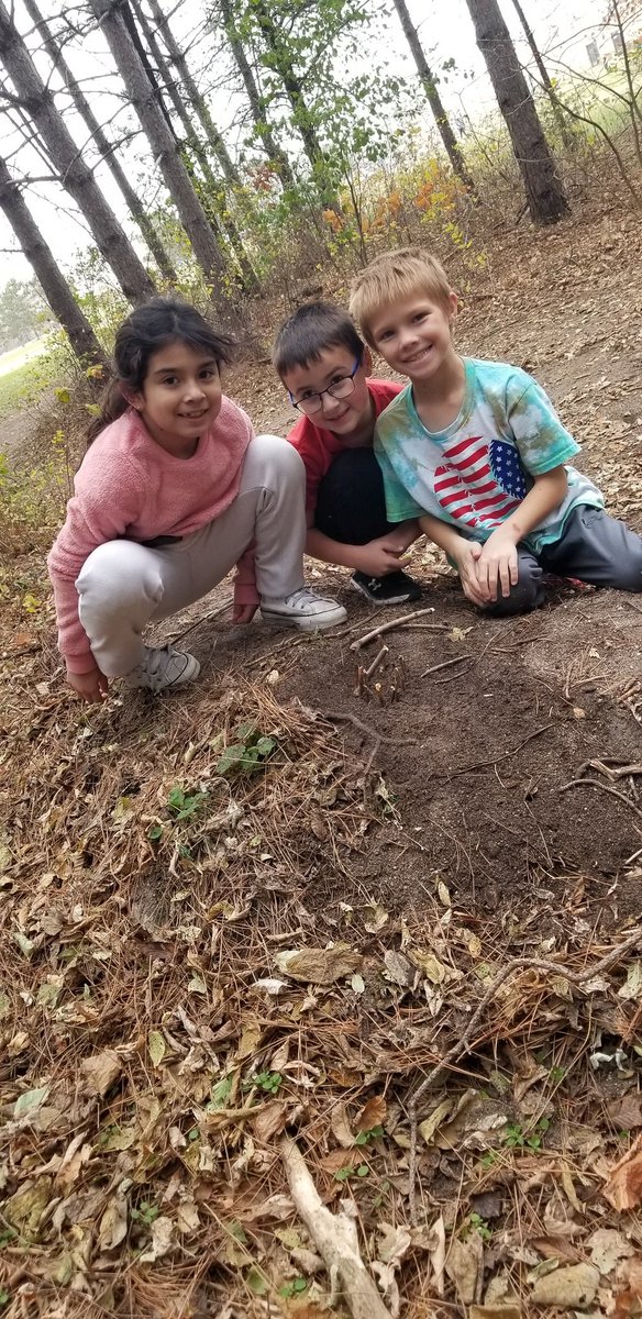 McMahonFirsties's tweet photo. Building Wampanoag Wetus. #mcfirsties #handsonlearning #firstgradeforesters https://t.co/CEKT3z3e77