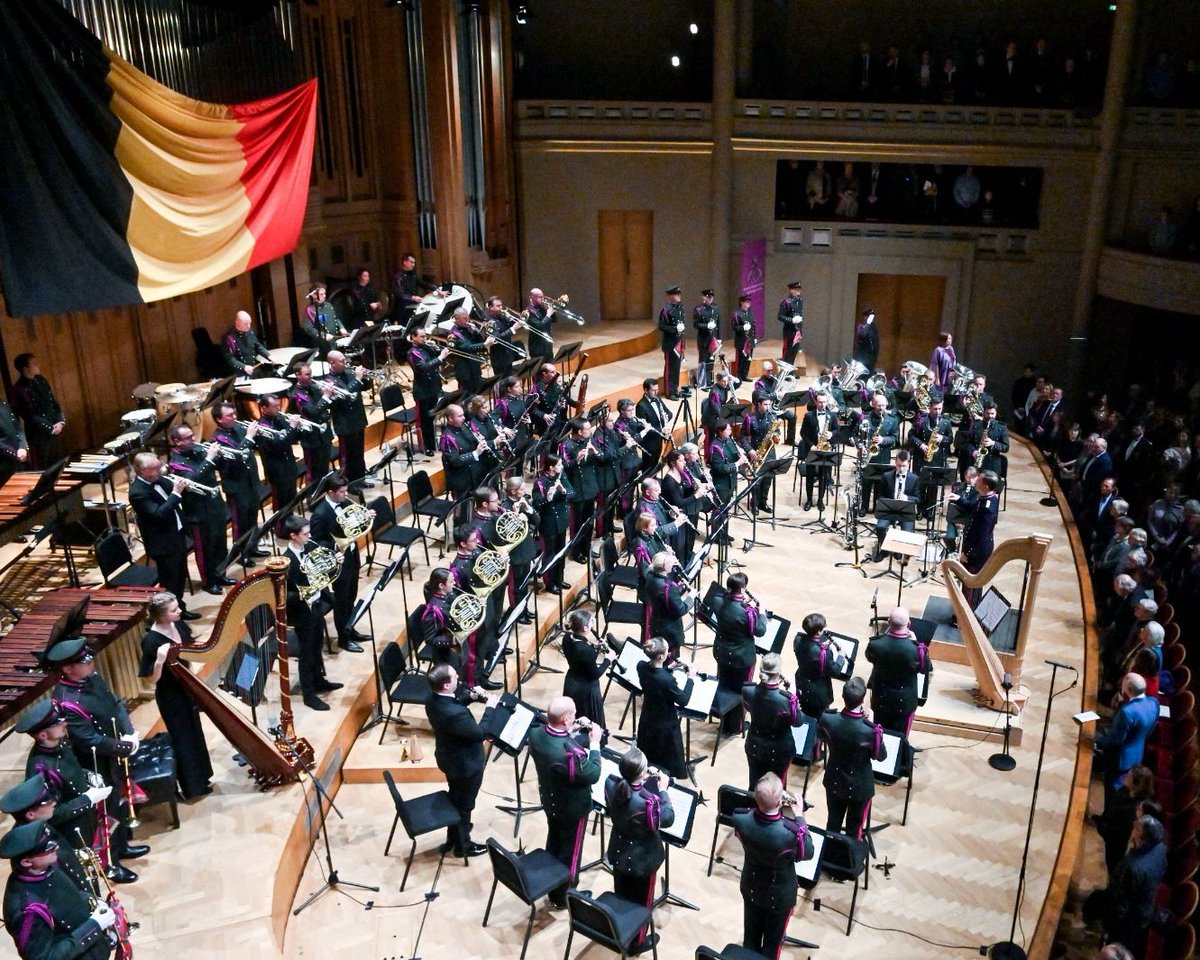 MonarchieBe's tweet photo. 🎶 De Koning en de Koningin wonen het Galaconcert bij van de Koninklijke Muziekkapel van de Gidsen naar aanleiding van tien jaar Koningschap en ten voordele van de Sociale Werken van Defensie. https://t.co/29i5ZlKp9S