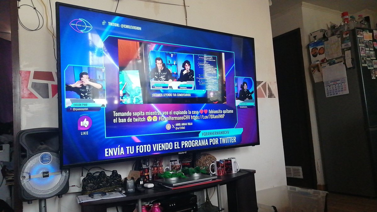 Camitop_92's tweet photo. Saludos tío Fabián y tía Carla..... Aquí terminando de armar el arbolito con @MikeAlexanderHD mientras los vemos!! #GranHermanoCHV https://t.co/9NbzEmKdjP