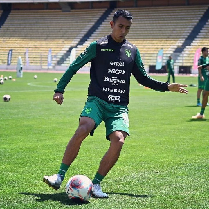 UTEP1925's tweet image. Roberto está en la casa 🏟 🗻 
🇧🇴 Y nosotros estamos felices de tenerlo 🤗 

💪🏽  Vamos RCF ⚡

📸 @laverde_fbf 

#UnidosTodoEsPosible
#VamosBolivia
