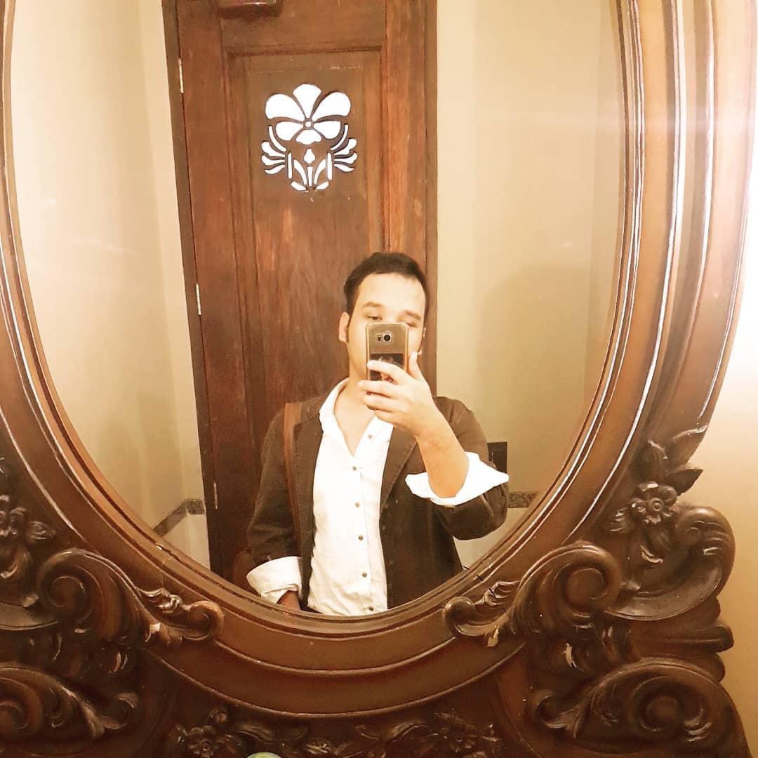 nendosaur's tweet photo. Post a random mirror selfie https://t.co/9h6NmIcK98