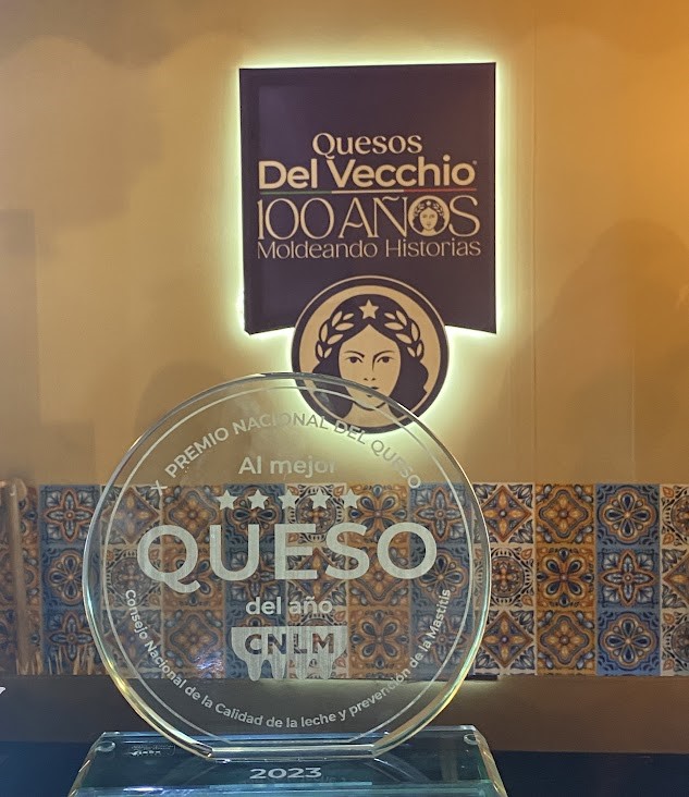 Nuestro queso trenza Del Vecchio recibió la distinción de Queso del Año en el Premio Nacional del Queso y Arequipe CNLM 2023. ¡Recibir este honor el mismo año en el que esta  marca celebra su centenario nos impulsa a seguir moldeando historias por 100 años más! 

<a href="/AlqueriaOficial/">AlqueriaOficial</a>