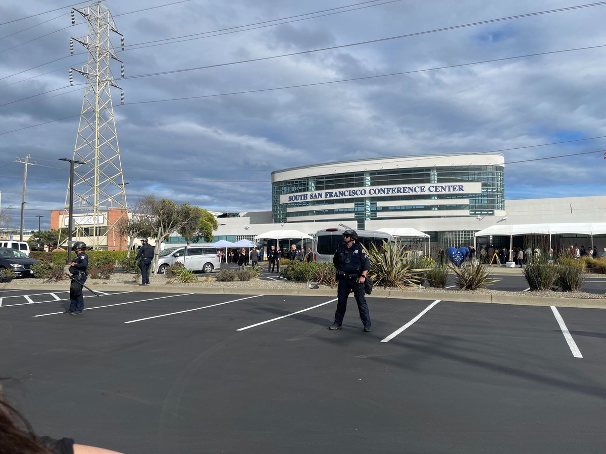 LIVE in South San Francisco — Protestors and community members from the Bay Area and across the US ready to confront Marcos Jr. &amp; convoy at SSF Convention Center! Follow thread for live updates! #MarcosOutofSF 1/n