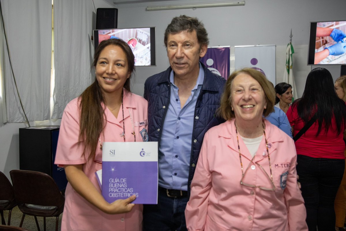 gustavoposse's tweet photo. Escuchar. Dialogar. Respetar. 
Estas son las 3 palabras que describen el nuevo paradigma en la atención integral de mujeres embarazadas de la Guía de Buenas Prácticas Obstétricas, presentada junto a profesionales de la salud, vecinos y autoridades, en el Hospital Materno Infantil.

Con este nuevo instrumento, sentamos las bases para asegurar los derechos de las mujeres y de los recién nacidos, garantizando su atención en todo momento y priorizando el equilibrio emocional de todo el entorno familiar.

Estamos convencidos, tal como afirma la Organización Mundial de la Salud, que el acompañamiento integral del parto y el nacimiento mejora la respuesta biológica y disminuye la utilización de métodos farmacológicos del dolor; además de lograr un parto de bajo riesgo, sin intervenciones innecesarias.

#PartoRespetado #Maternidad #SanIsidro
