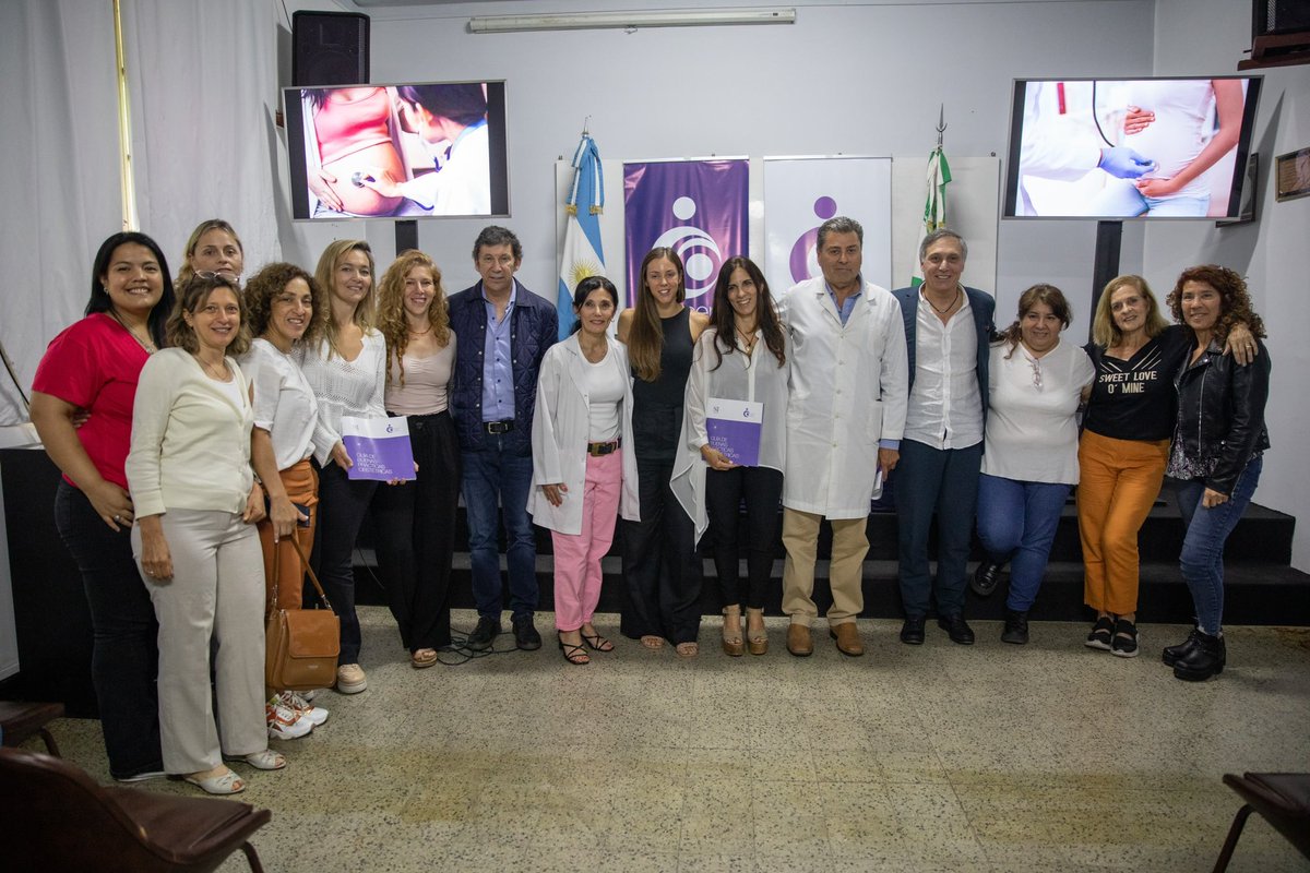 gustavoposse's tweet photo. Escuchar. Dialogar. Respetar. 
Estas son las 3 palabras que describen el nuevo paradigma en la atención integral de mujeres embarazadas de la Guía de Buenas Prácticas Obstétricas, presentada junto a profesionales de la salud, vecinos y autoridades, en el Hospital Materno Infantil.

Con este nuevo instrumento, sentamos las bases para asegurar los derechos de las mujeres y de los recién nacidos, garantizando su atención en todo momento y priorizando el equilibrio emocional de todo el entorno familiar.

Estamos convencidos, tal como afirma la Organización Mundial de la Salud, que el acompañamiento integral del parto y el nacimiento mejora la respuesta biológica y disminuye la utilización de métodos farmacológicos del dolor; además de lograr un parto de bajo riesgo, sin intervenciones innecesarias.

#PartoRespetado #Maternidad #SanIsidro