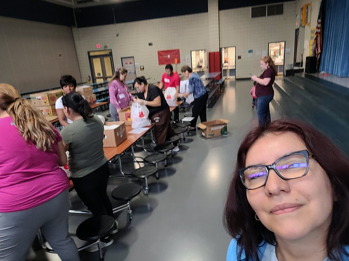 Tuesday = Brighter Bites at @Alexander_AISD . Time to volunteer 🙋‍♀️ getting bags ready with fruits and vegetables, such as 🍎 🥕 🥔 🍌🍊yummy 😋!
 @AlexanderES_CIS @RosyReyesfame @Alief_Fame @AliefISD @BrighterBites #aliefproud #aliefone