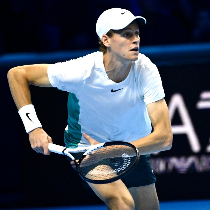 Tennis's tweet photo. 🇮🇹 Jannik Sinner has now won his last FIVE matches in a row against Top 5 players. 🔥

d. #2 Alcaraz in Beijing SF, 7-6 6-1
d. #3 Medvedev in Beijing F, 7-6 7-6
d. #5 Rublev in Vienna SF, 7-5 7-6
d. #3 Medvedev in Vienna F, 7-6 4-6 6-3
d. #1 Djokovic in ATP Finals RR, 7-5 6-7 7-6