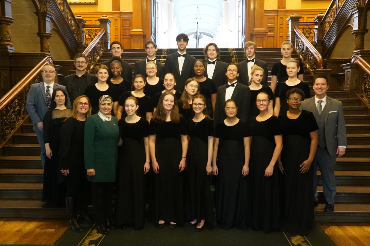 Quel honneur!

Notre ensemble vocal senior ainsi que notre quatuor à cordes senior ont eu la chance de performer durant la cérémonie d'installation de la nouvelle Lieutenante-gouverneure de l'Ontario, son Honneur, l'honorable Edith Dumont.