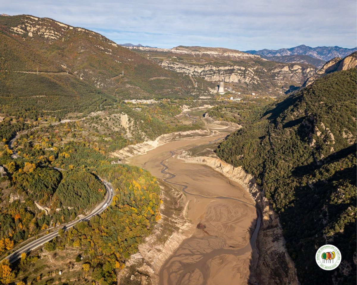 Imatges inèdites d'avui, fetes per nosaltres, que mostren l'estat de les reserves d'aigua del Pantà de la Baells, (Berguedà). L'embassament es troba al 24,9% de la seva capacitat total i les conques internes catalanes han assolit un nou esfereïdor mínim històric: 18,89% (ACA).