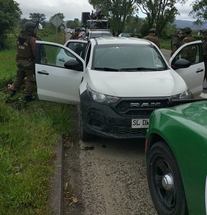 CarabLosRios's tweet photo. Una camioneta Dodge Ram, hurtada esta jornada en #Valdivia, fue recuperada por Carabineros de la Tcia Carreteras de la capital regional, que tras seguimiento lograron darle alcance en el Km 2 de la Ruta T-206, al ingreso de #Paillaco, deteniendo en el lugar a sus 3 ocupantes. https://t.co/JyvV39QBsZ