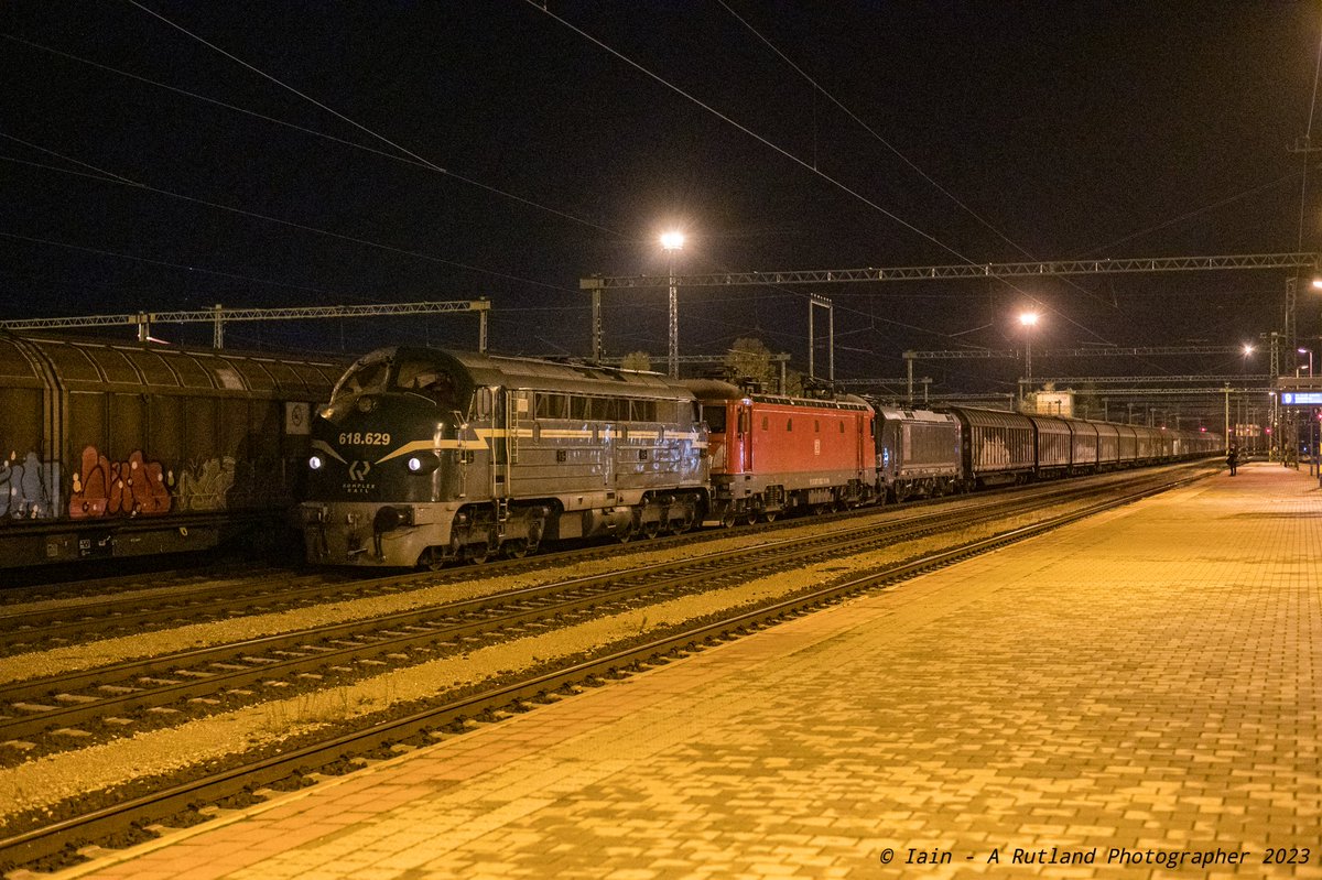 iainw_802's tweet photo. #Székesfehervár Komplex Rail Nohab 628.629 with DB Cargo Romania 471.002 and Vectron 193.874 sit at Székesfehervár Yard having worked down Line 5 from Komoran 14-11-2023 @DB_Cargo #nohab @SiemensMobility #Vectron #softronic https://t.co/qz5JAxhscI