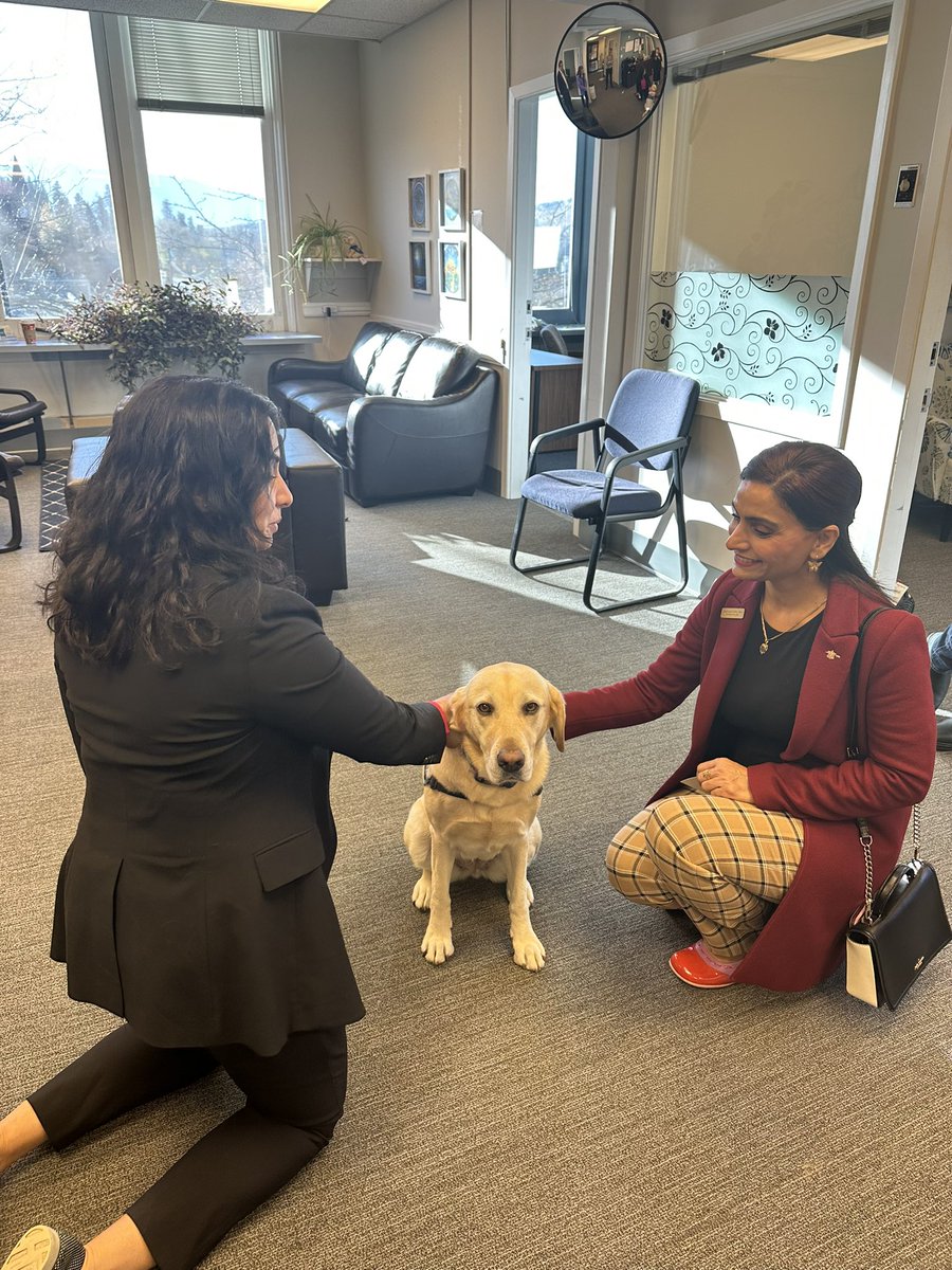 NikiSharma2's tweet image. Thank you to @MLA_Sandhu for inviting me into her beautiful riding!

We had such an informative and welcoming visit. 

One of my favourite parts of touring is meeting @BCSheriffs across the province. 

Also - I got to have some unexpected puppy time. 
#vernon