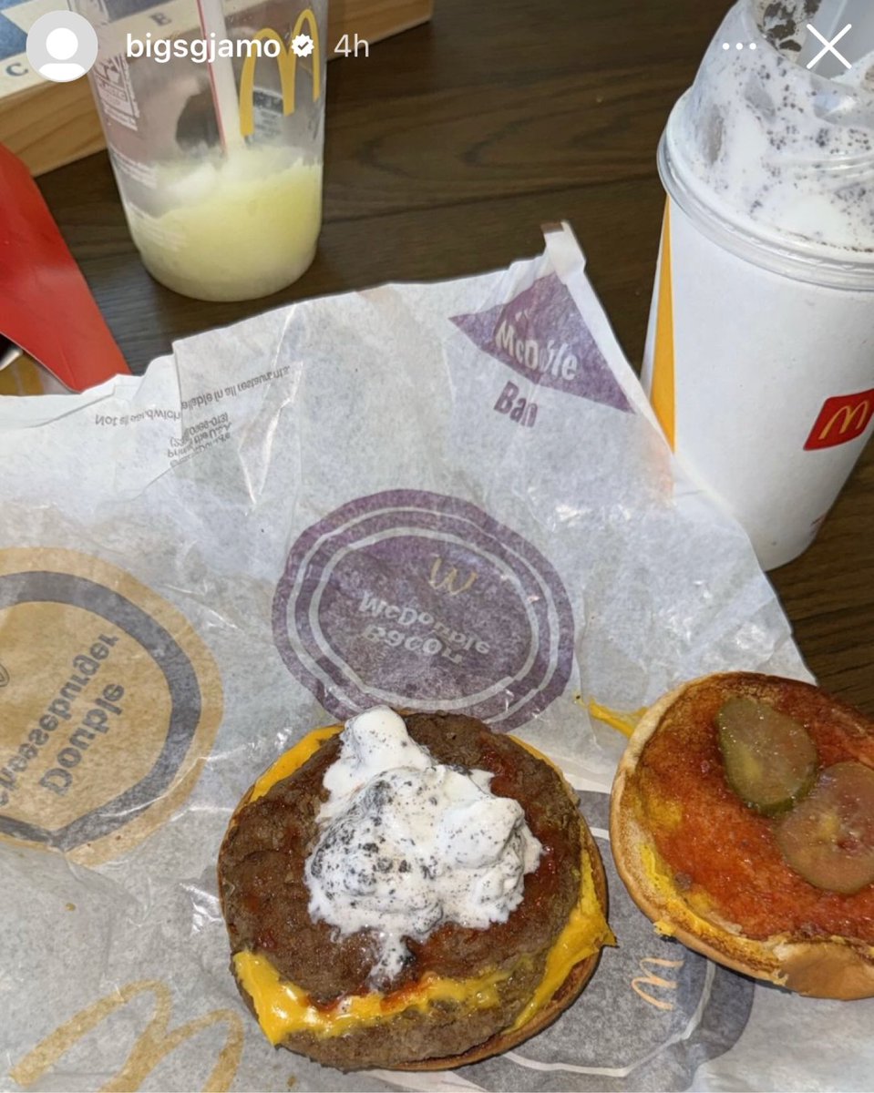 𝗧𝗥𝗘𝗡𝗗𝗜𝗡𝗚:  #Lions WR Jameson Williams apparently likes to combine his Oreo McFlurry with his cheeseburger…

I don’t know what to say about this one.