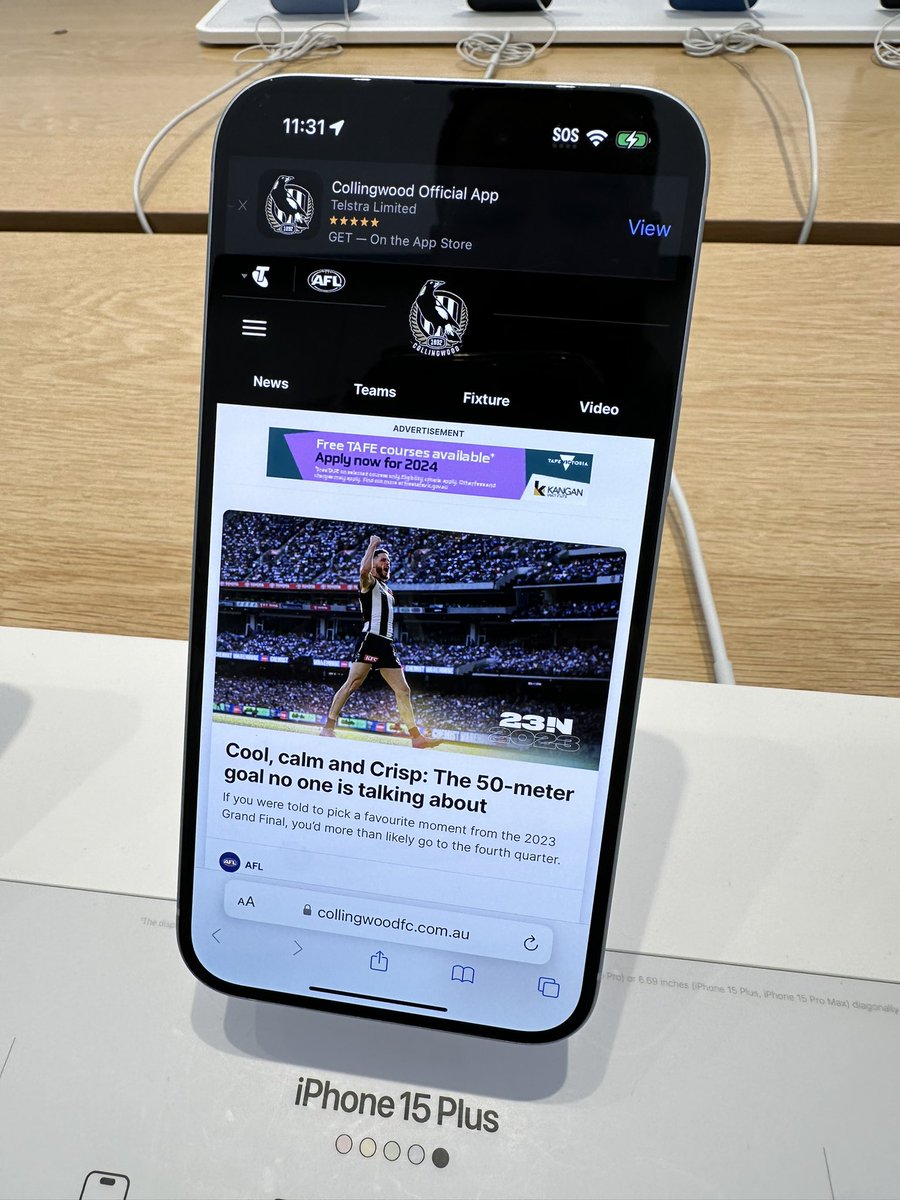 thelemo9's tweet photo. Thought I’d show the good people of the Apple Store on 5th Avenue in NYC who the Premiers are 🏆@CollingwoodFC https://t.co/eHz4tLpvEl