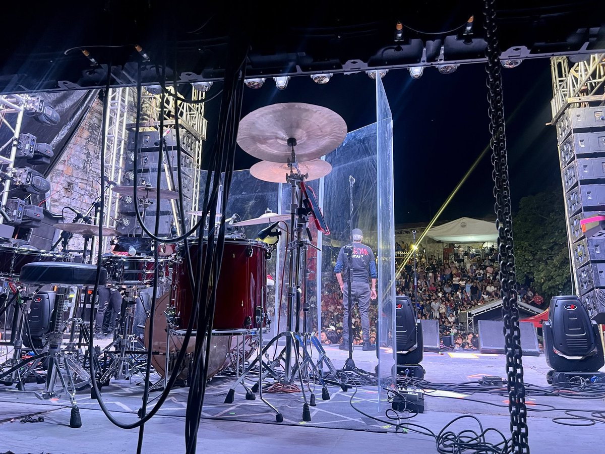 Show time….. hoy toco en Veracruz con Río Roma, a darle! 
#rojotour #rioroma #live #pop
#trxcymbals #trxcymbalsmexico
#cymbals 
#drumcymbals #drummer #drummerlife 
#montanobaquetas
#yosoymontano #tour #aquariandrumheads 
 #show #preshow #yamaha #drumkit #backstage