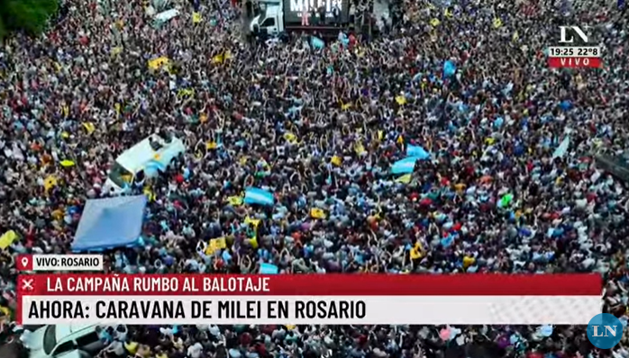 gabruzo's tweet photo. ROSARIAZO!!!! 

Milei metió más de 100.000 personas en el monumento a la Bandera y se agiganta la imagen del libertario. 

Acá está más que claro la desesperación de Massa y todo su aparato. https://t.co/uyGCL4ZuM7