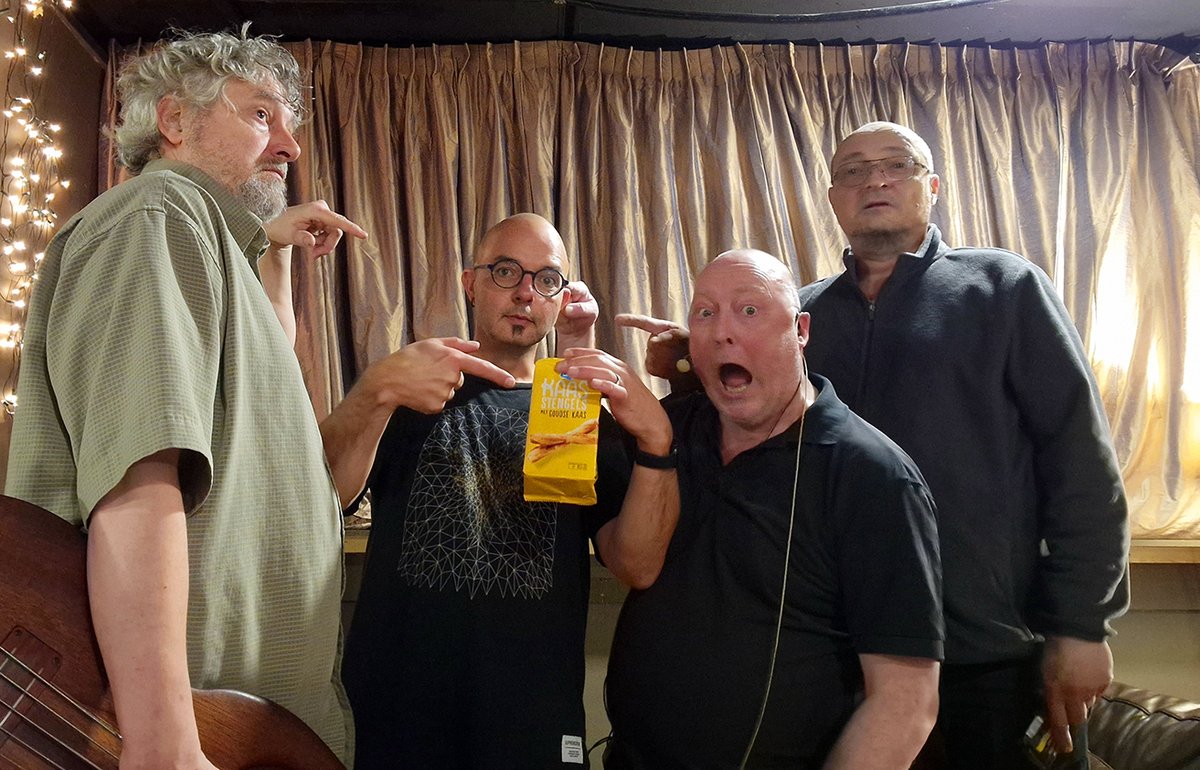 KAASSTENGELS!!!

Wij, de band die bestaat sinds 1986, bereikten deze maand een mijlpaal: ein-de-lijk verdienden wij (met streams op Spotify) genoeg om 1 pakje kaasstengels te kunnen kopen bij de Ap, voor ons drummert Willem Barentz.

Eet smakelijk, Willem - dankuwel, phans.