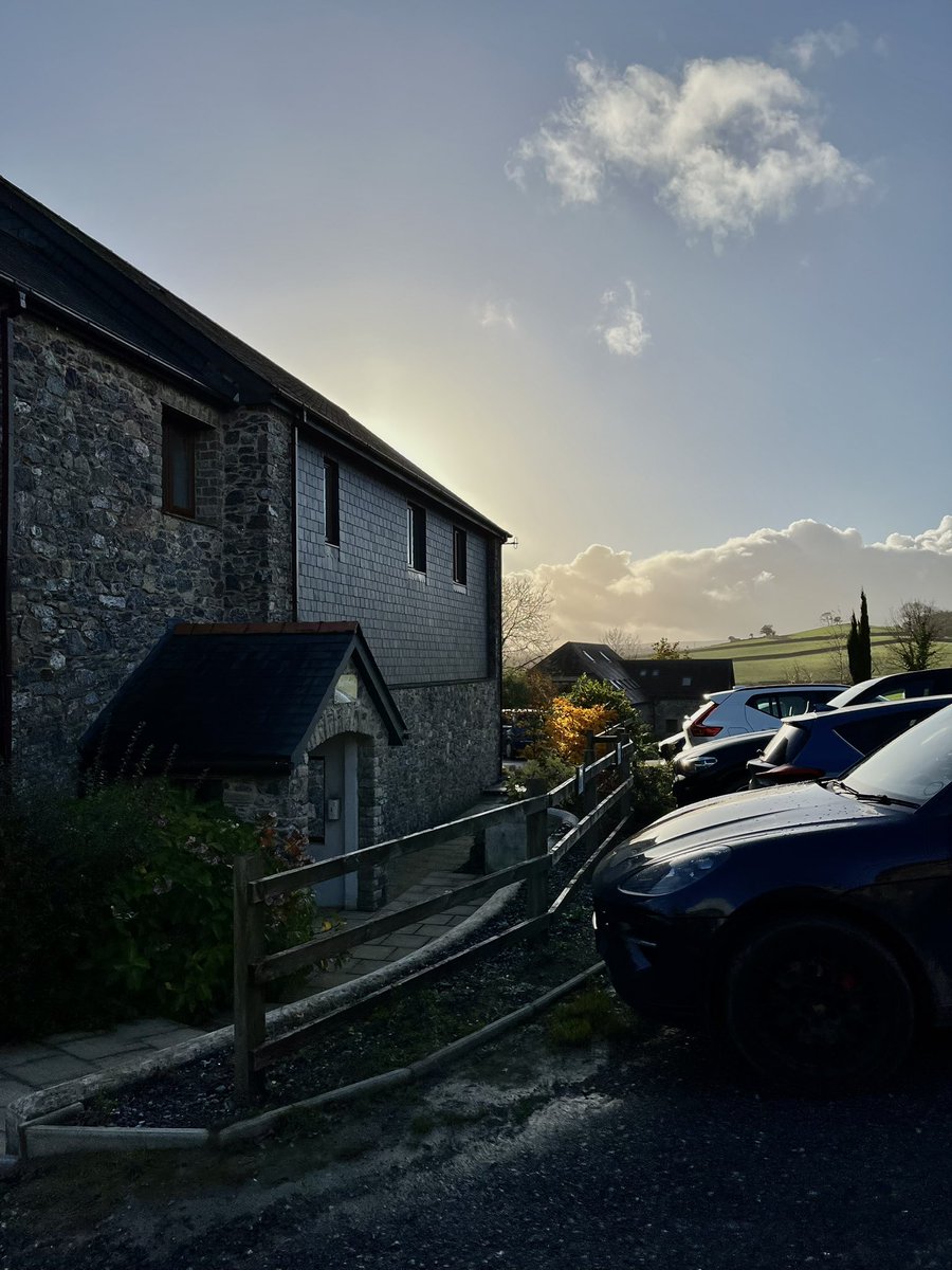 Lovely setting for some brilliant laparoscopic simulation training. Thanks to <a href="/hassan_zeinah/">Hassan Zeinah</a> <a href="/BOWAMEDICALUK/">BOWA MEDICAL UK</a>  <a href="/TheBSGE/">BSGE</a> for organising. Should be mandatory course for all aspiring gynaecologists #RIGS