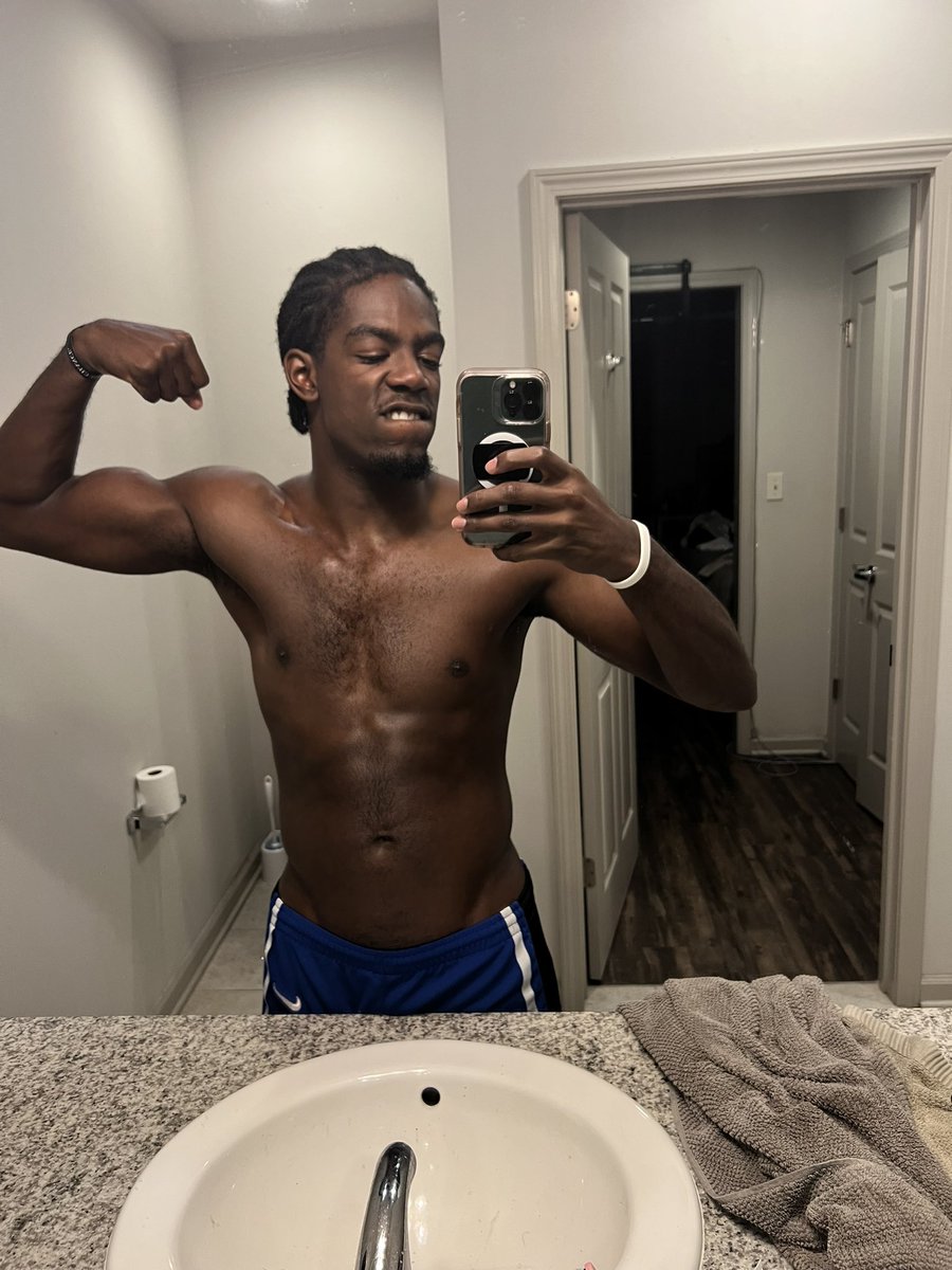 Every time I look at myself in the mirror, I see growth. Every time I walk, I take steps. Every time I talk, I feel confident. You gotta get up &amp; get it regardless of how you feel. If you have legs, eyes, arms, ears, &amp; mouth, there’s no excuse why you can’t! 🙌🏾🏆