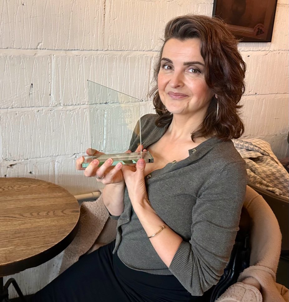 CharlotteMelen's tweet image. Today, after a year of us trying to meet up, I finally got to give the legend that is @TracyWiles 🤩 her #APA2022 award for Best Narrator for her sublime reading of ‘Fits and Starts - a memoir of living with epilepsy’ by @FranziskaThoma5.  
❤️❤️❤️
#TheBest #ATFamily