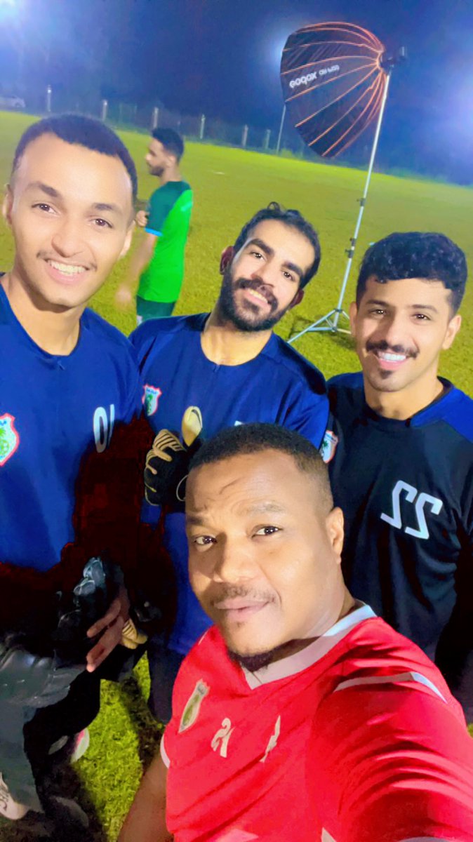 مع حراسي بنادي الهداية بعد التمرين