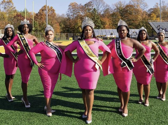 At a recent @bowiestatefb game, I had the honor of presenting @PresBreaux a @GiantFood gift card for their work around #foodinsecurity during #HealthyCampusWeek2023. We'd like to thank @CapitalAreaFoo1 for an earlier donation of $10K. #HBCU #Wellbeing