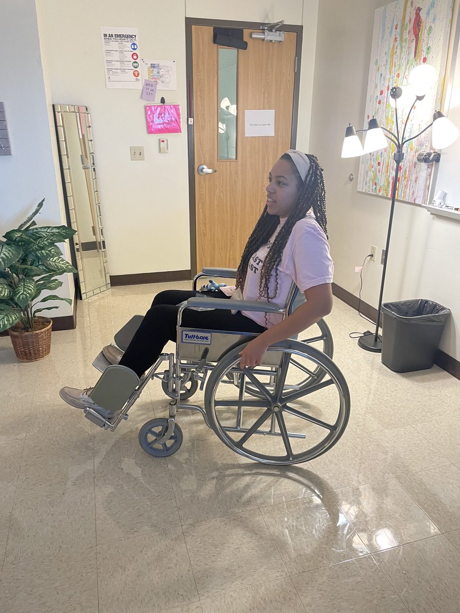 Y’all the Armstrong pep rally was so hype that I ended up popping my knee out of place 🫠😂
Definitely a great way to start off thanksgiving break 😂