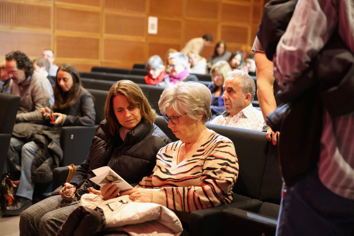 comuee's tweet photo. 💭Has pensat mai que tots els polítics són iguals o que no hi ha diferència entre la dreta i l'esquerra?

👉🏻 Aquesta nit hem reflexionat amb molta ironia sobre qüestions com aquestes amb Mercè Aránega i l'obra 'Instruccions per fer-se feixista'.

#EscaldesEngordany #Transversals https://t.co/OpBCHZFngT