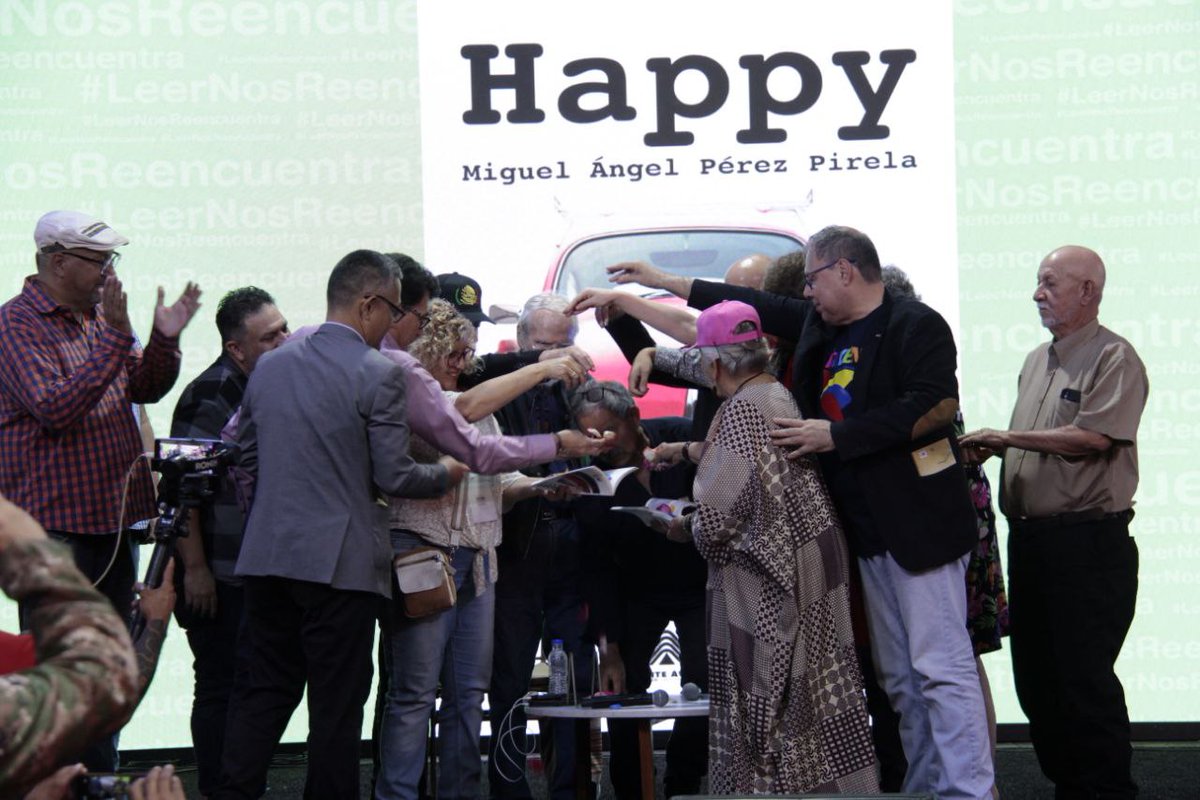 maperezpirela's tweet photo. Estoy feliz pues bautizamos mi nueva novela Happy con pétalos de rosas y semillas de nuestra Venezuela. Si existe el paraíso se debe parecer a esta velada maravillosa y llena de gente hermosa que con sus buenas vibras hicieron inolvidable este momento que quedará grabado en mi ❤️ https://t.co/cfCDIyw42x