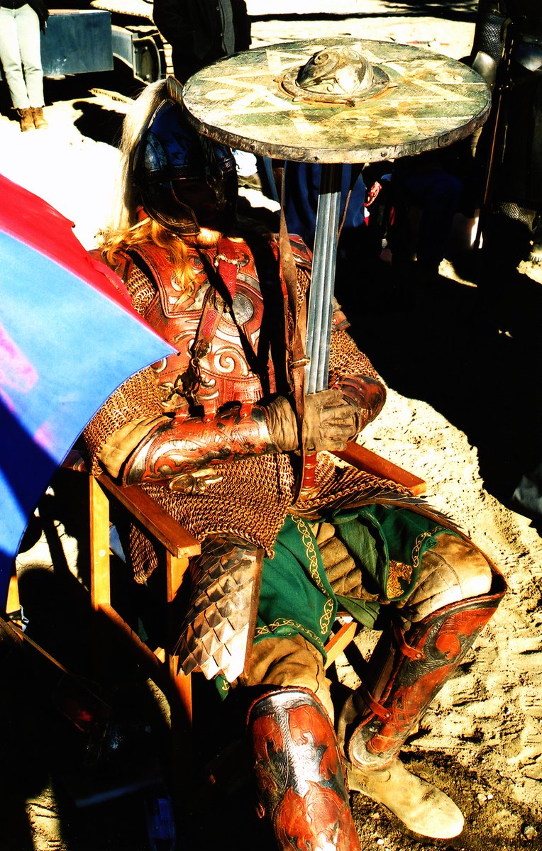 WetaWorkshop's tweet image. Karl Urban as Éomer tries to catch a moment’s rest between scenes and from the heat. Karl is swaddled in chainmaille armour and heavy fabric costume to look like a rider of the Riddermark. #LotR