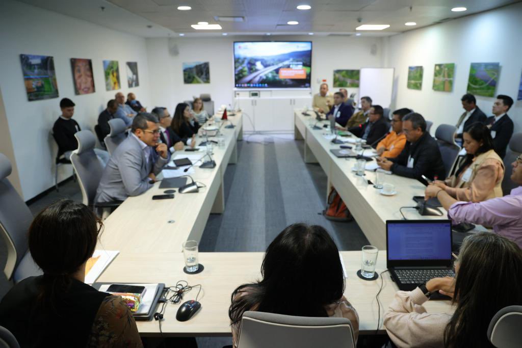 MinTransporteCo's tweet photo. Hoy se sostuvo un diálogo respetuoso entre el ministro de Transporte @wcamargotriana, representantes de @ANI_Colombia, @Concesion_Sisga y comunidades de San Luis de Gaceno, Santa Teresa, con el acompañamiento de alcaldías municipales. https://t.co/hPKOQve8fq