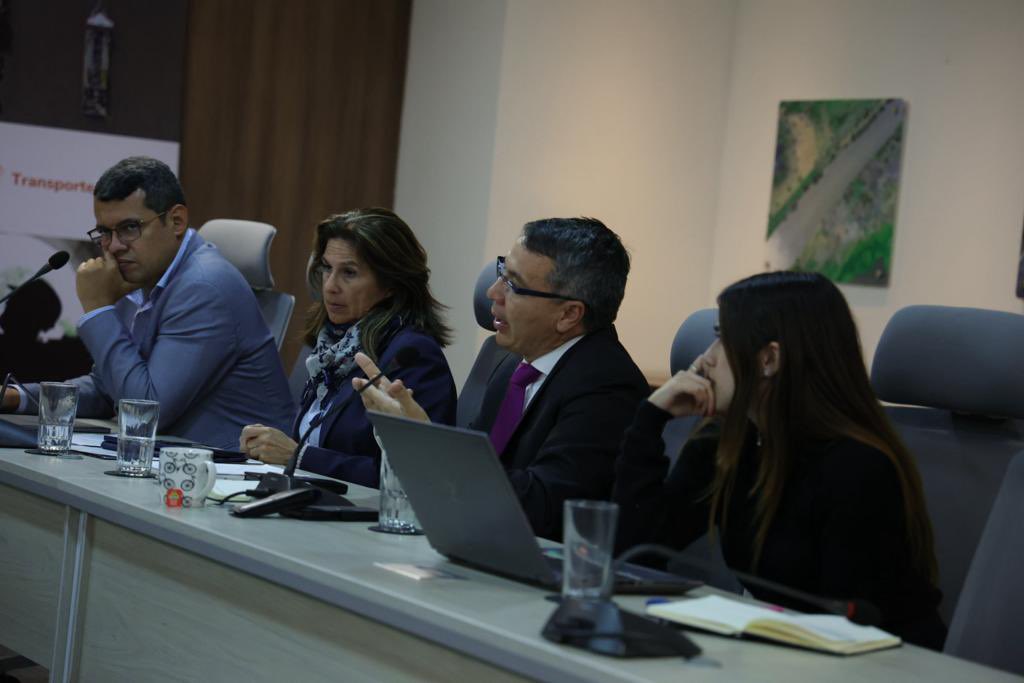 MinTransporteCo's tweet photo. Hoy se sostuvo un diálogo respetuoso entre el ministro de Transporte @wcamargotriana, representantes de @ANI_Colombia, @Concesion_Sisga y comunidades de San Luis de Gaceno, Santa Teresa, con el acompañamiento de alcaldías municipales. https://t.co/hPKOQve8fq