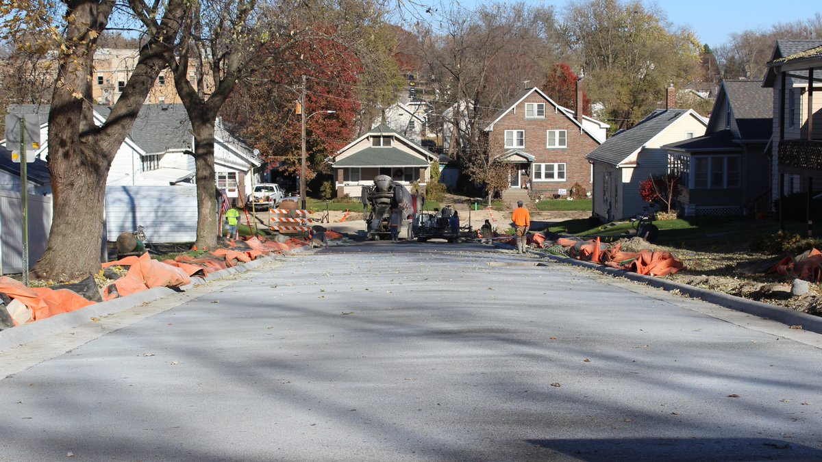 CityofMuscatine's tweet photo. A new surface was poured for East 9th Street from Iowa Avenue to Sycamore Street Tuesday as work continued on Phase 6 of the West Hill Sanitary and Storm Sewer Separation Project. Stay tuned for further updates on this and other projects.
#muscatine #streetwork #repaving https://t.co/ledxQVHECy