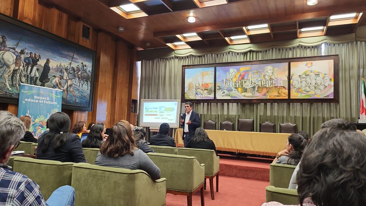 SENABoyaca's tweet photo. El foro 'Lecturas de Boyacá con los Lentes del Futuro' organizado por @GobBoyaca le abrió espacio al #SENA para hablar sobre temas de extensión agropecuaria a través de su centro de formación #CEDEAGRO además se expuso la visión del territorio del plan de prospectiva para #Boyacá https://t.co/rPQefspDWc