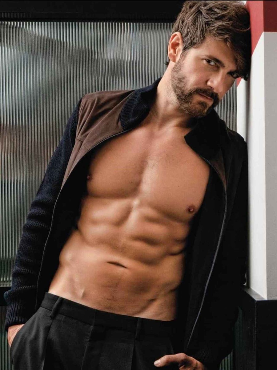 ╔                                                          ╗
                 Óscar Gómez
         Arquitecto y fotógrafo
                            37
         MG y RT para empezar
               el espectáculo
╚                                                          ╝