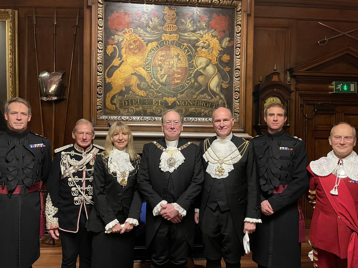 This evening, the 695th @citylordmayor attended the Court of Assistants of @HAC_TheCompany accompanied by Alderwoman Dame Susan Langley & Alderman Bronek Masojada. Great to hear more on his #ConnectToProsper theme. And a cracking uniform photo opportunity! #ArmaPacisFulcra