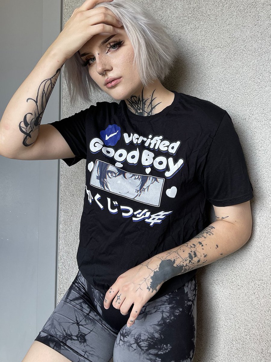 SeisoDoll's tweet photo. Our "Verified Good Boy" shirt.

It's it adorable?! 🩷

You can get it from the SeisoDoll shop!

Model: @/Valixfe https://t.co/wZ1WkTWNpt
