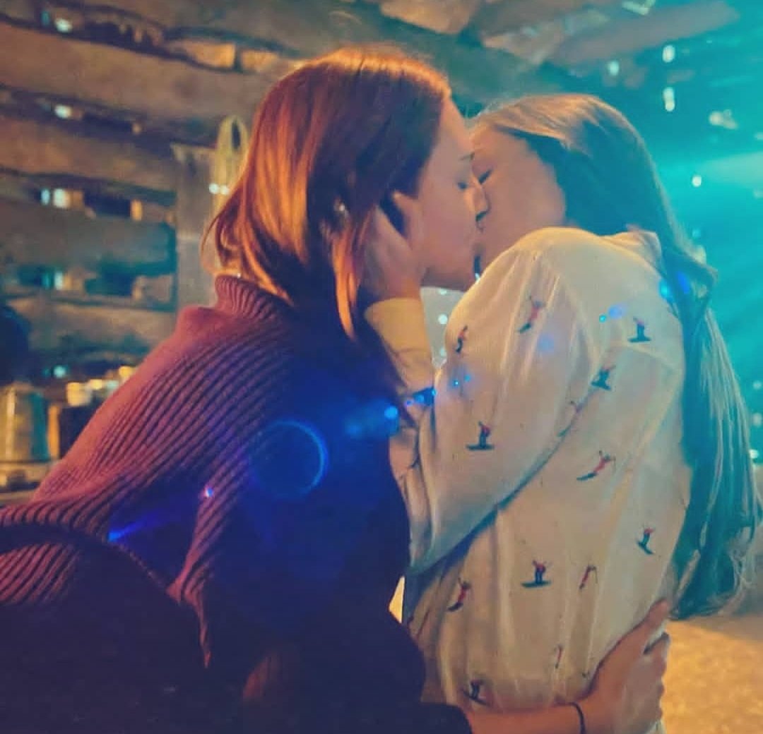 only_human3's tweet photo. Happy #wayhaughtwednesday to all my lovely #Earpers Family 💜 #WynonnaEarp #representationmatters 🏳️🌈 #katbarrell #dominiquepc https://t.co/J4B3YDRAG8